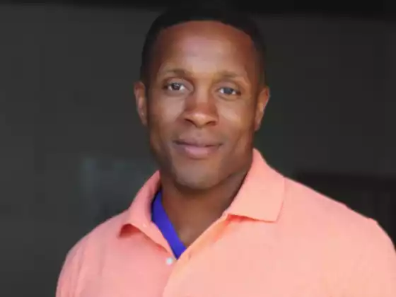Cornelius Jones, Jr.,
                            Health & Wellness, Health & Wellness
                            Expert at Novo no pacote Fitness